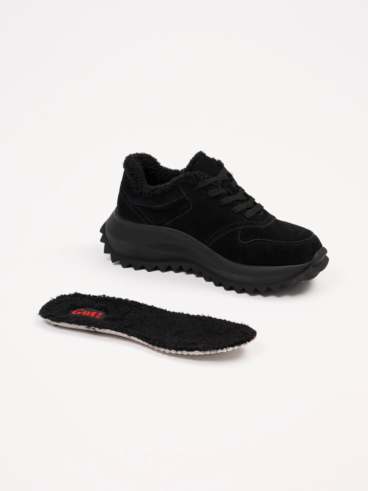 Кроссовки черного цвета на рельефной подошве